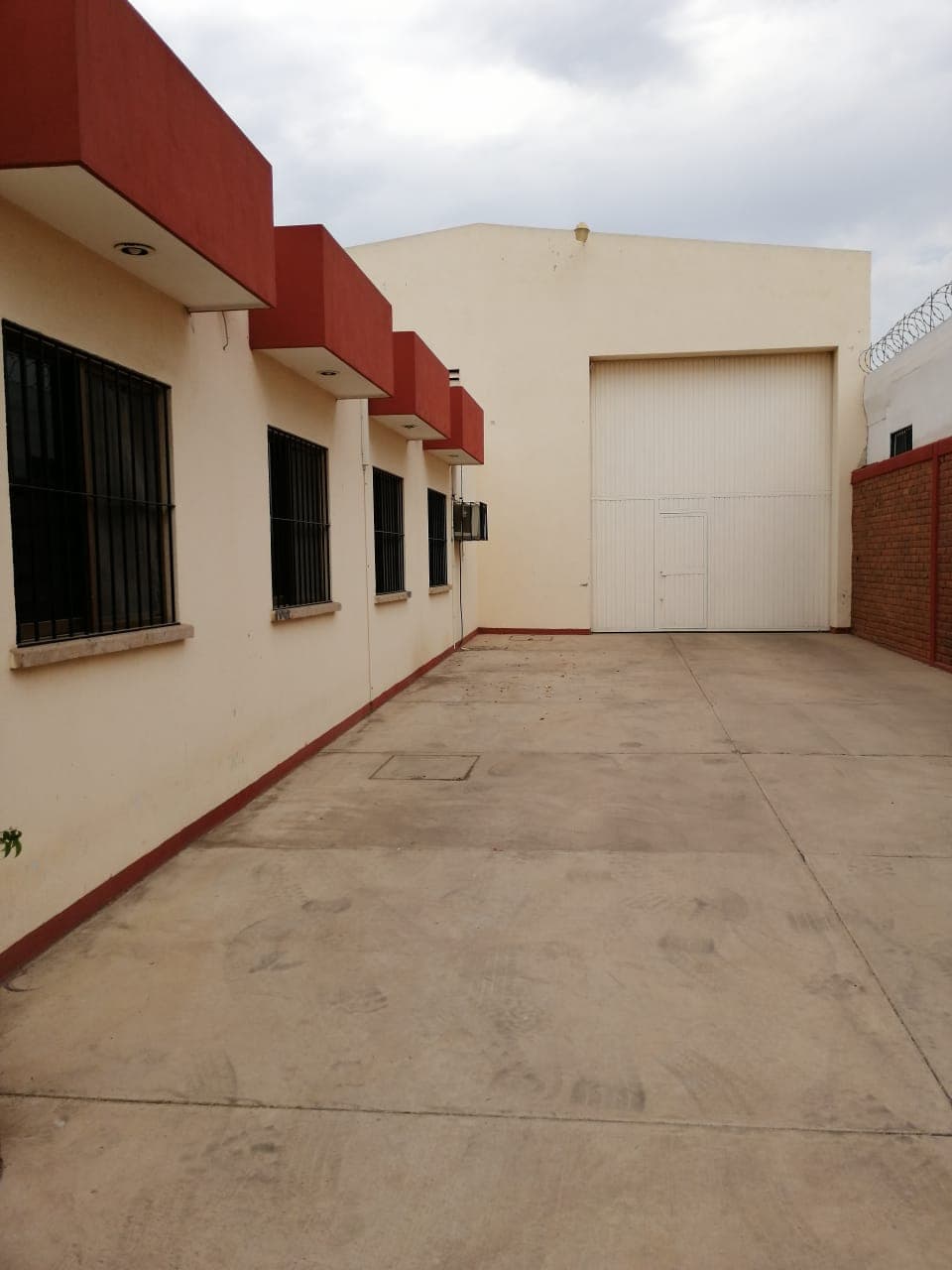 BODEGA CON OFICINA, UBICACIÓN CÉNTRICA.